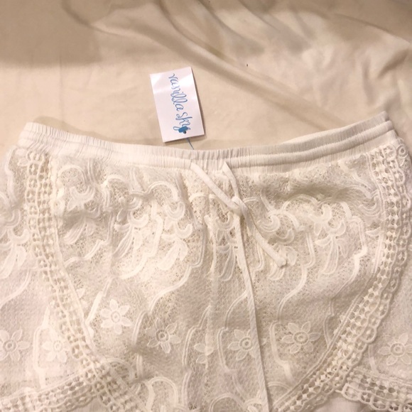 Brand new white lace shorts - Picture 2 of 2